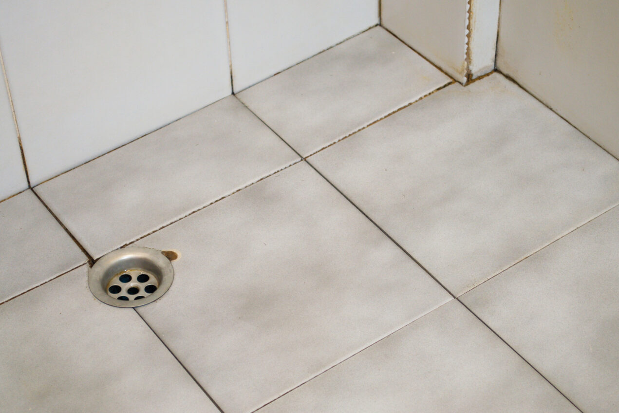 Before,And,After,Cleaning,Dirt,Tile,On,Floors,,Walls,,And